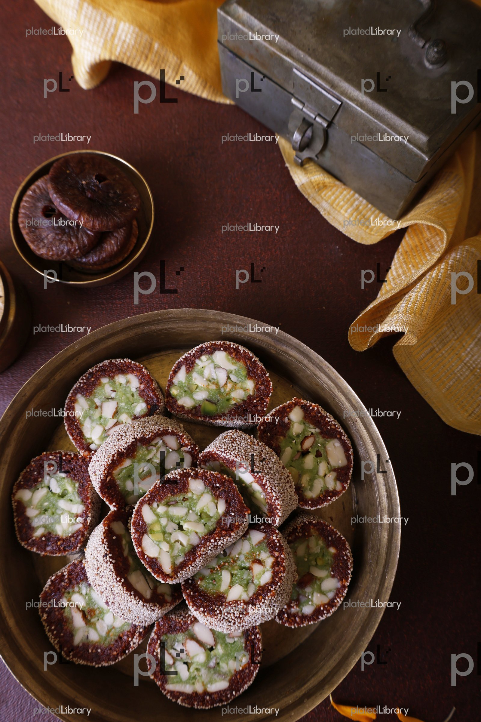 Anjeer Pista Roll